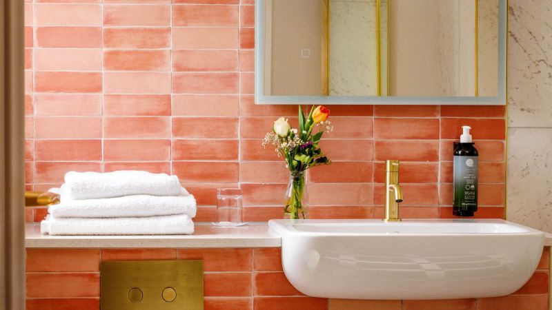 Superior Single Bathroom 1600 x 900