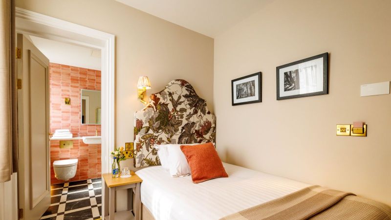 superior single whole room 1600 x 900