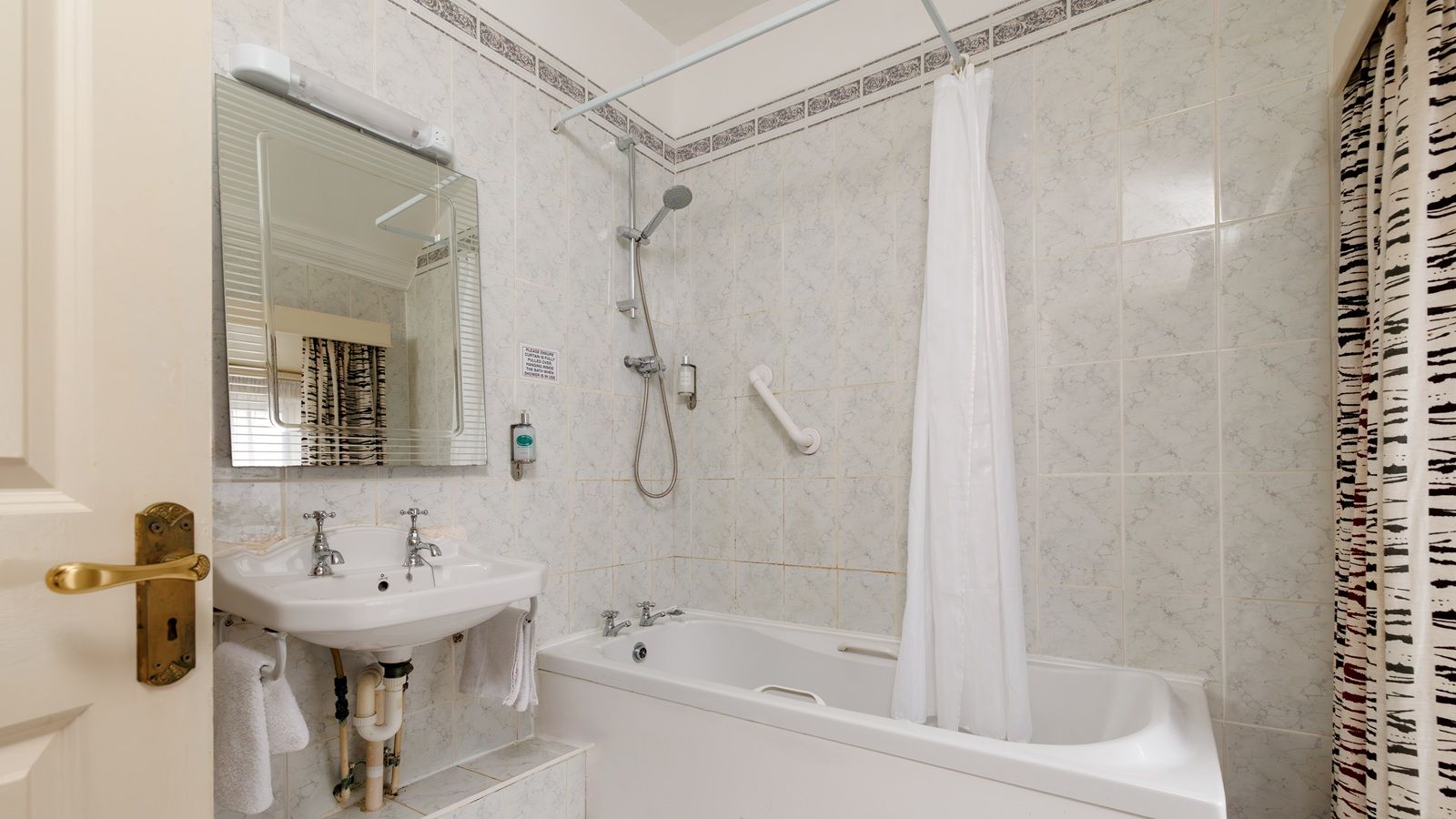 Classic bathroom 1600 x 1067